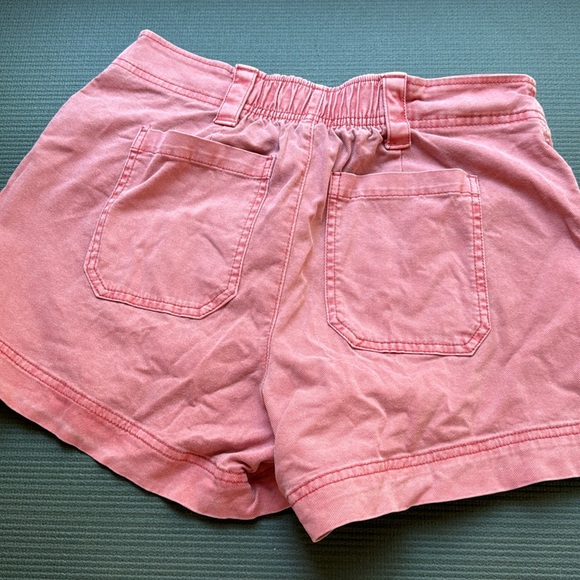 Old Navy women’s cargo shorts size small.  Excellent used condition - Picture 2 of 2